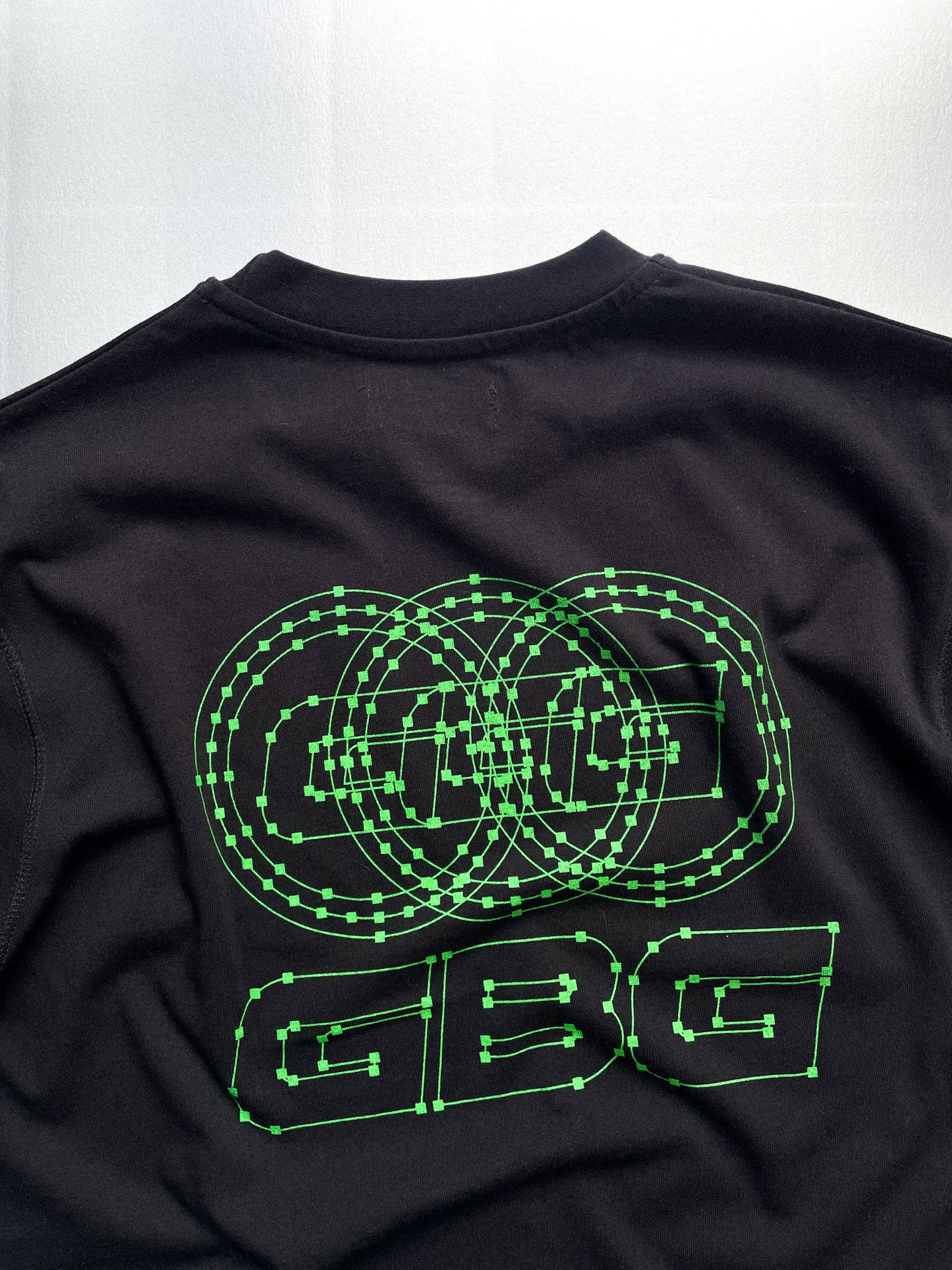 SQUARE DOT TEE BLACK (GREEN STITCHING)