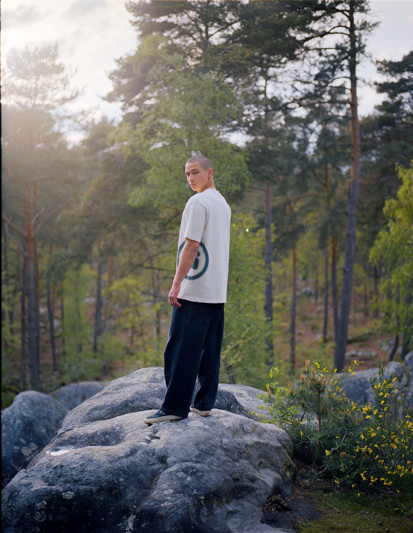 DISTORTED SIDE LOGO TEE ANTIQUE WHITE