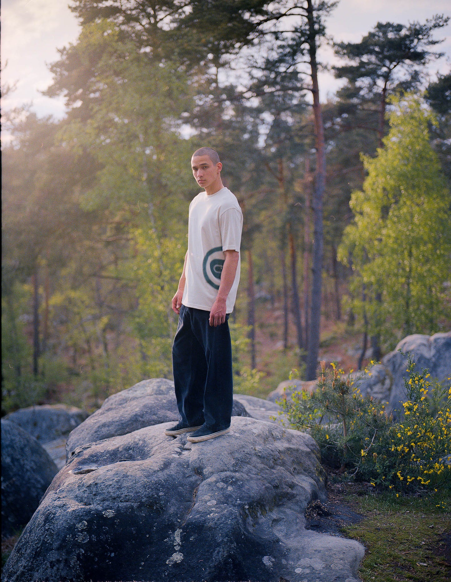 DISTORTED SIDE LOGO TEE ANTIQUE WHITE