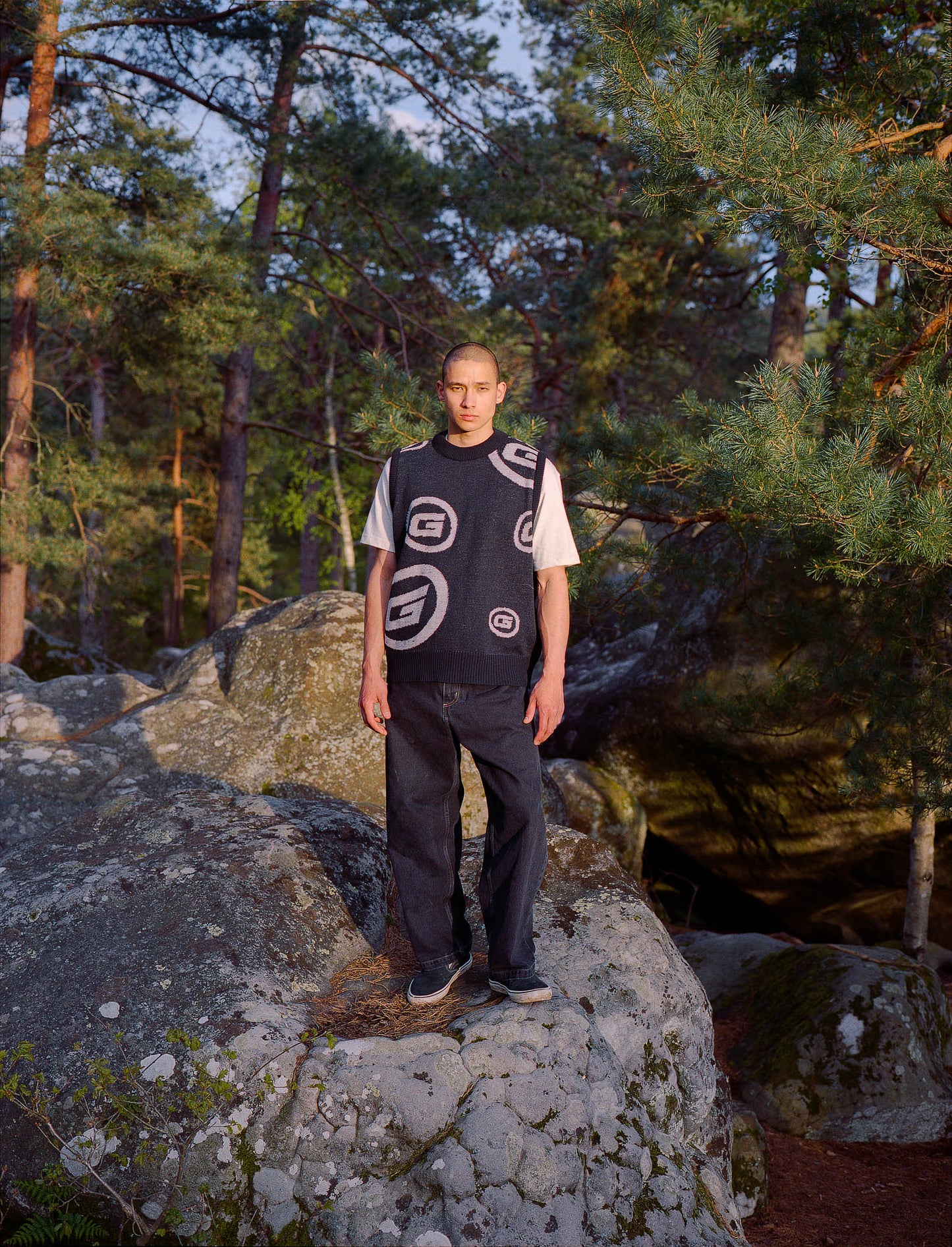 CONTRAST VEKNIS KNIT VEST BLACK/CREME