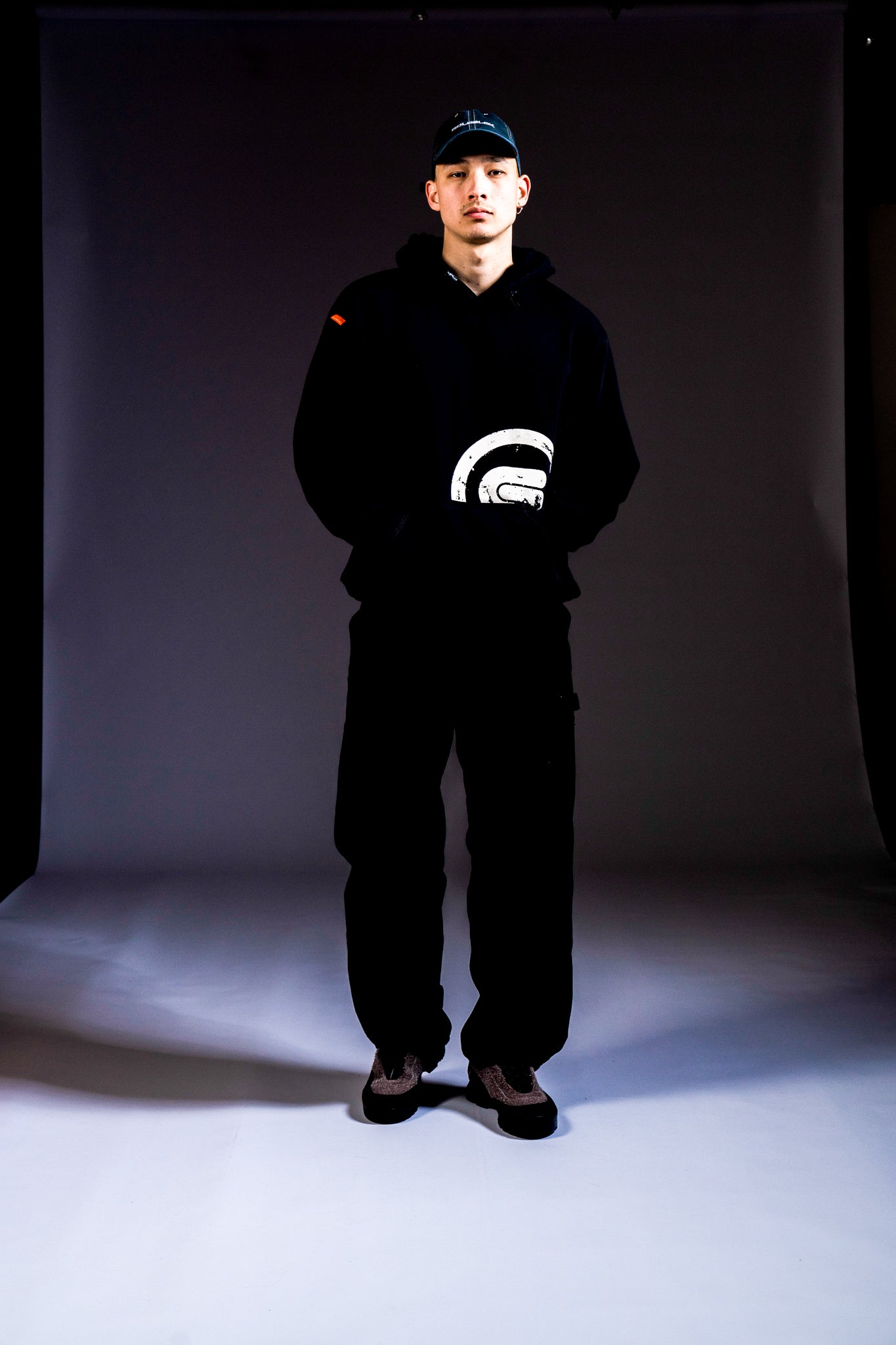 HIDDEN PRINT HOODIE SMOKED BLACK GREY