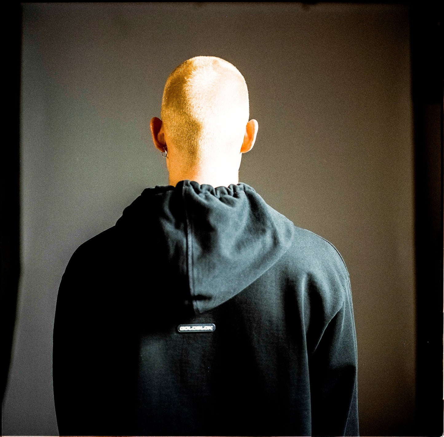 HIDDEN PRINT HOODIE SMOKED BLACK GREY